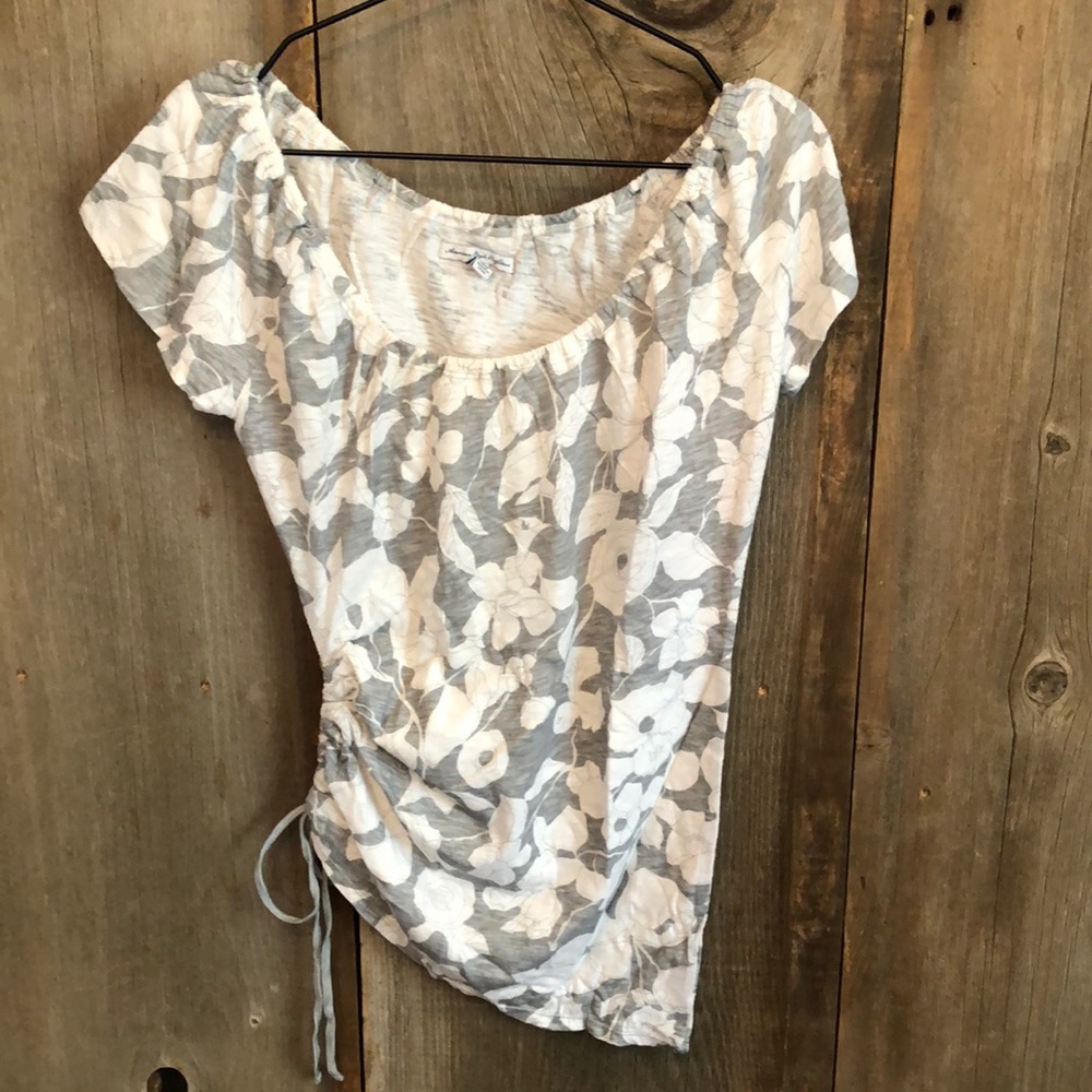 American Eagle Floral Cinched Side Top in Gray Size Small Women’s